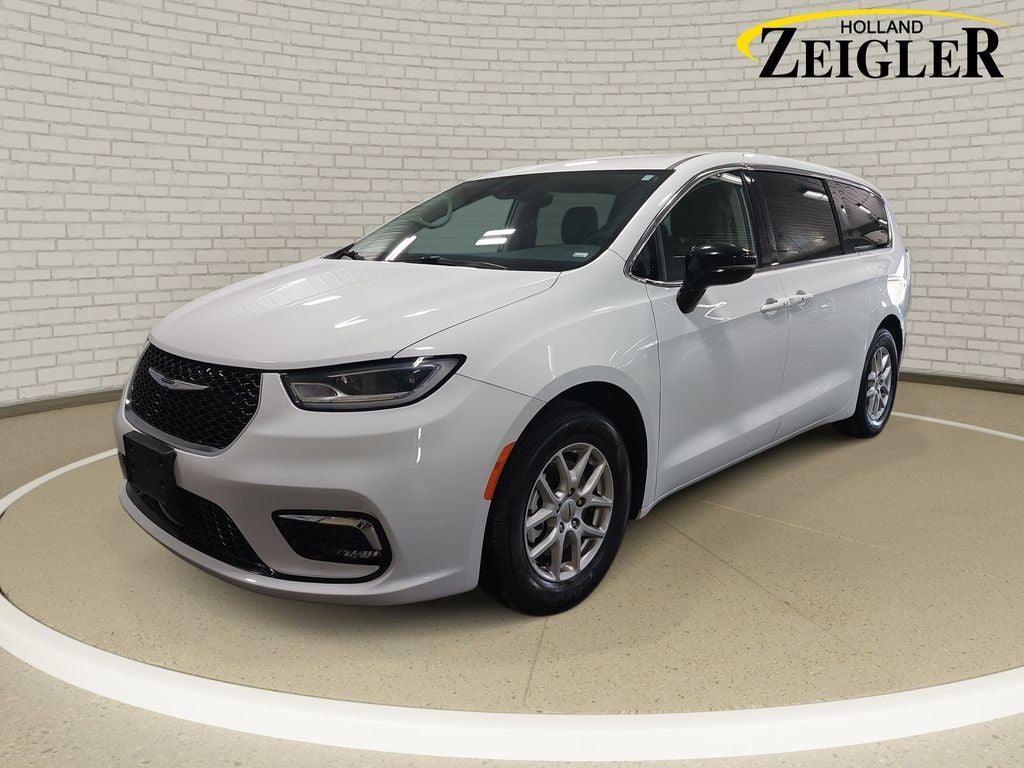 2024 Chrysler Pacifica Touring L's photo