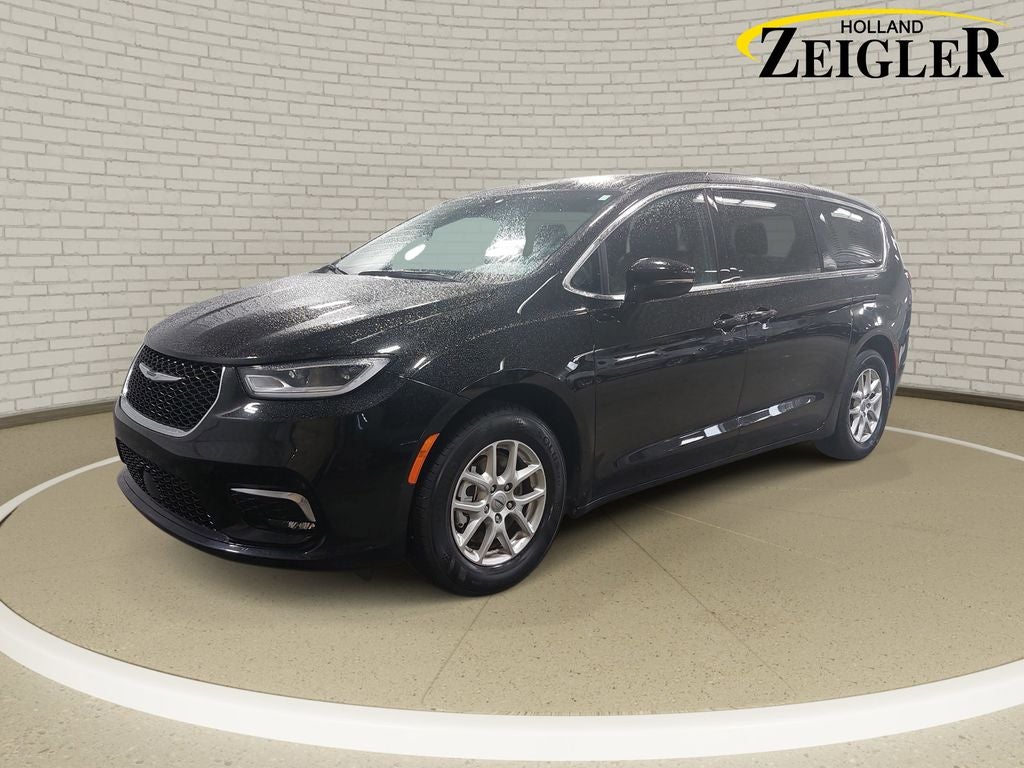 2025 Chrysler Pacifica Select's photo