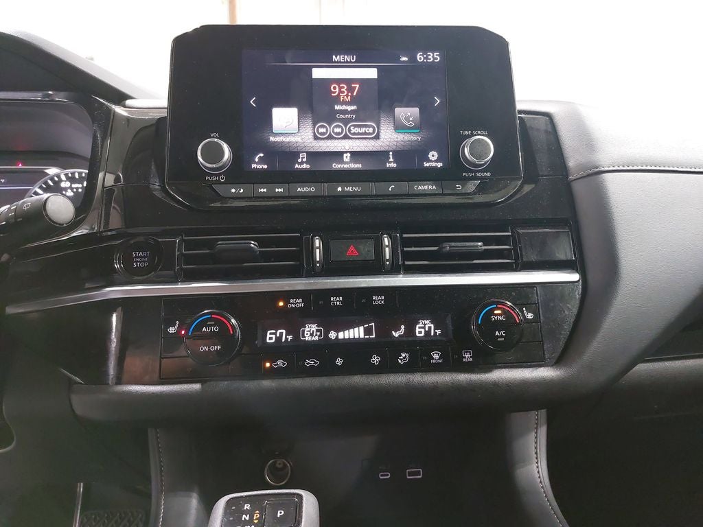 2025 Nissan Pathfinder SV