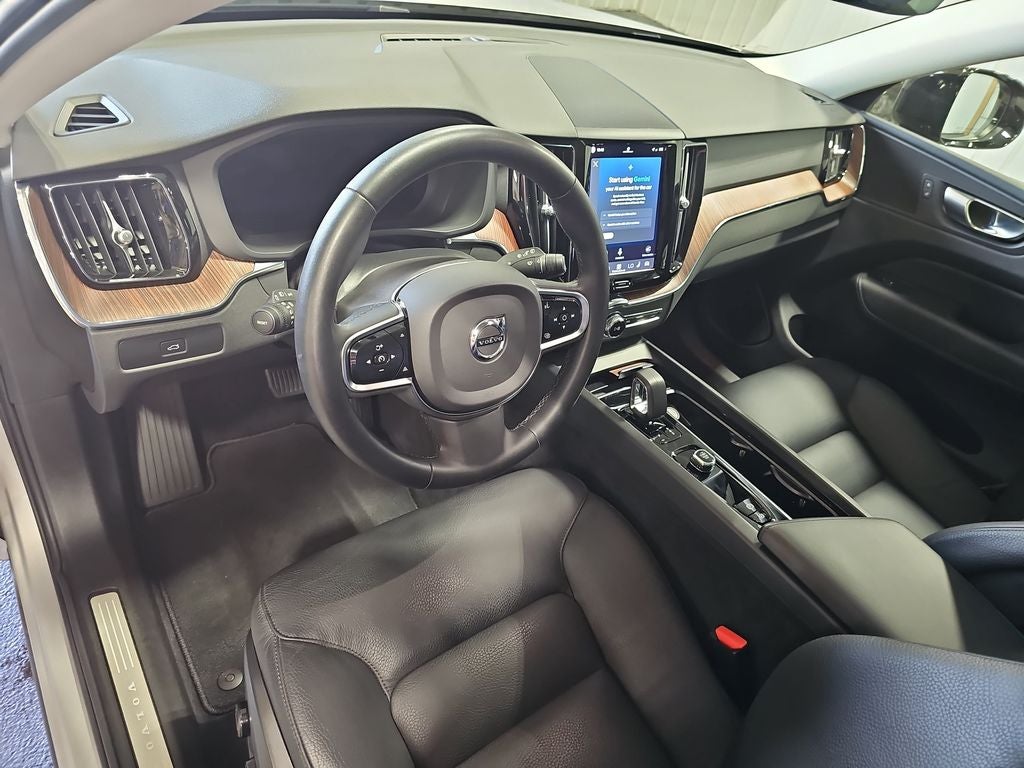 2023 Volvo XC60 B5 Plus Dark Theme