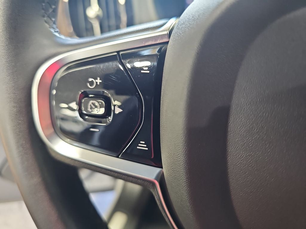 2023 Volvo XC60 B5 Plus Dark Theme