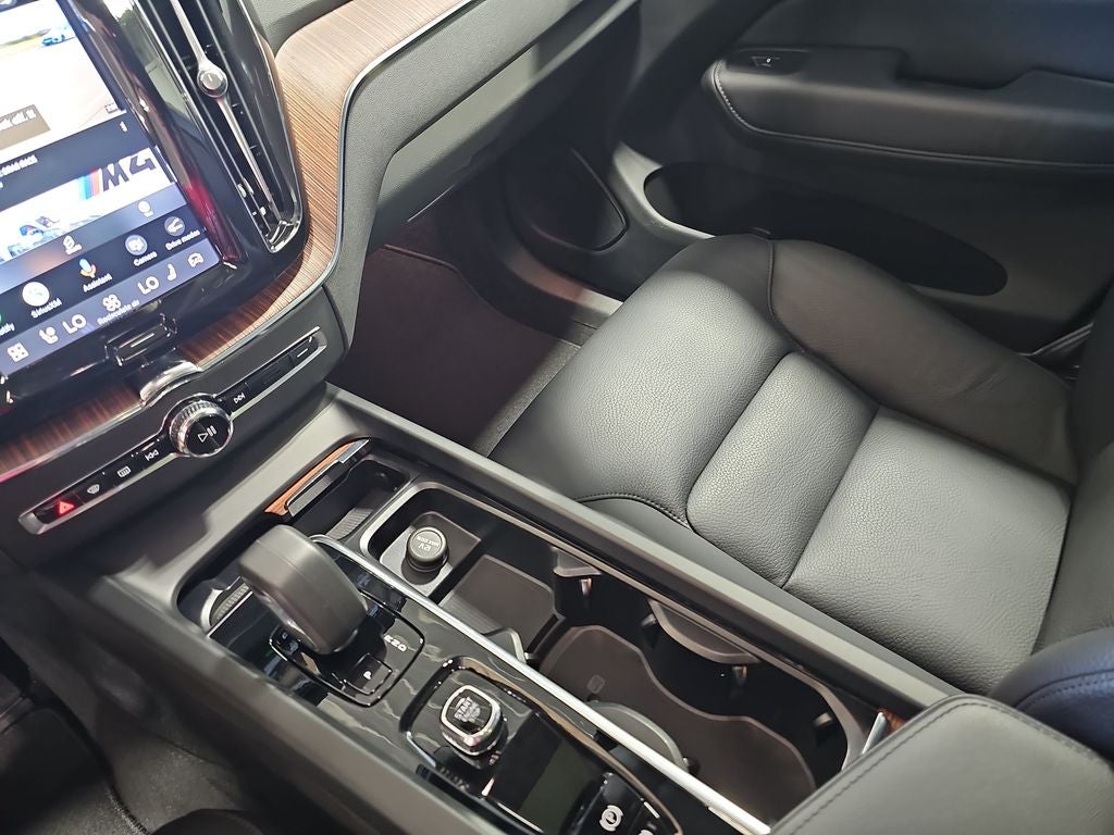 2023 Volvo XC60 B5 Plus Dark Theme