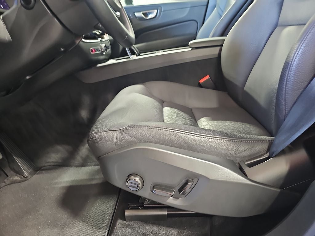 2023 Volvo XC60 B5 Plus Dark Theme