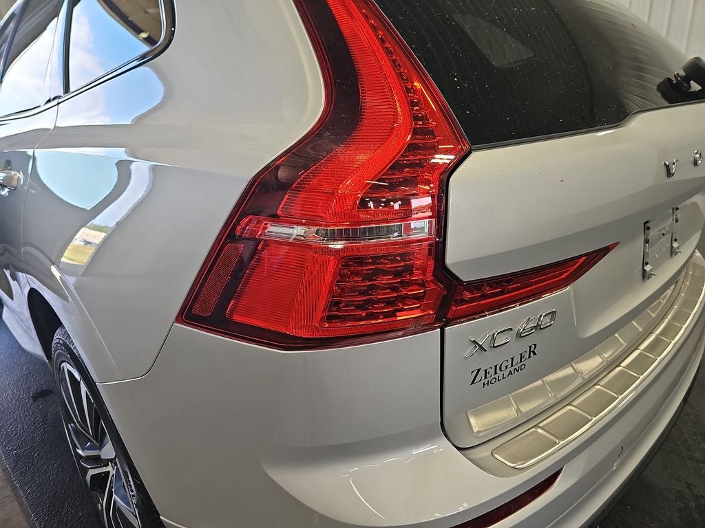2023 Volvo XC60 B5 Plus Dark Theme