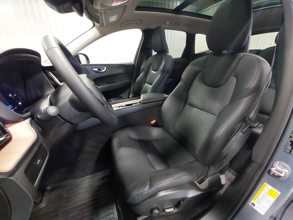 2023 Volvo XC60 B5 Plus Dark Theme
