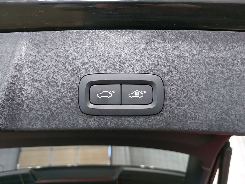 2024 Volvo XC40 B5 Plus Dark Theme