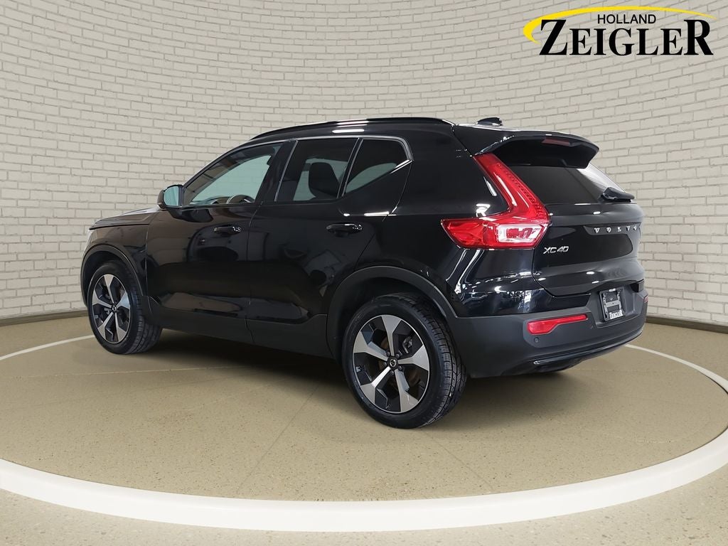 2024 Volvo XC40 B5 Plus Dark Theme