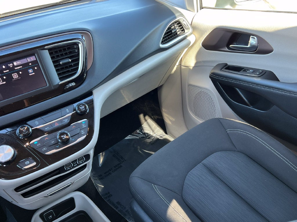 2024 Chrysler Voyager LX
