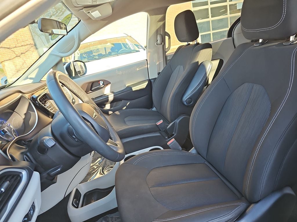 2022 Chrysler Voyager LX