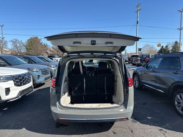 2023 Chrysler Pacifica Touring L STOW N GO SEATING