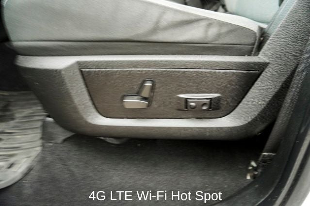 2022 RAM 1500 Classic SLT ParkView Rear Back-Up Camera & Integrated Voice Co