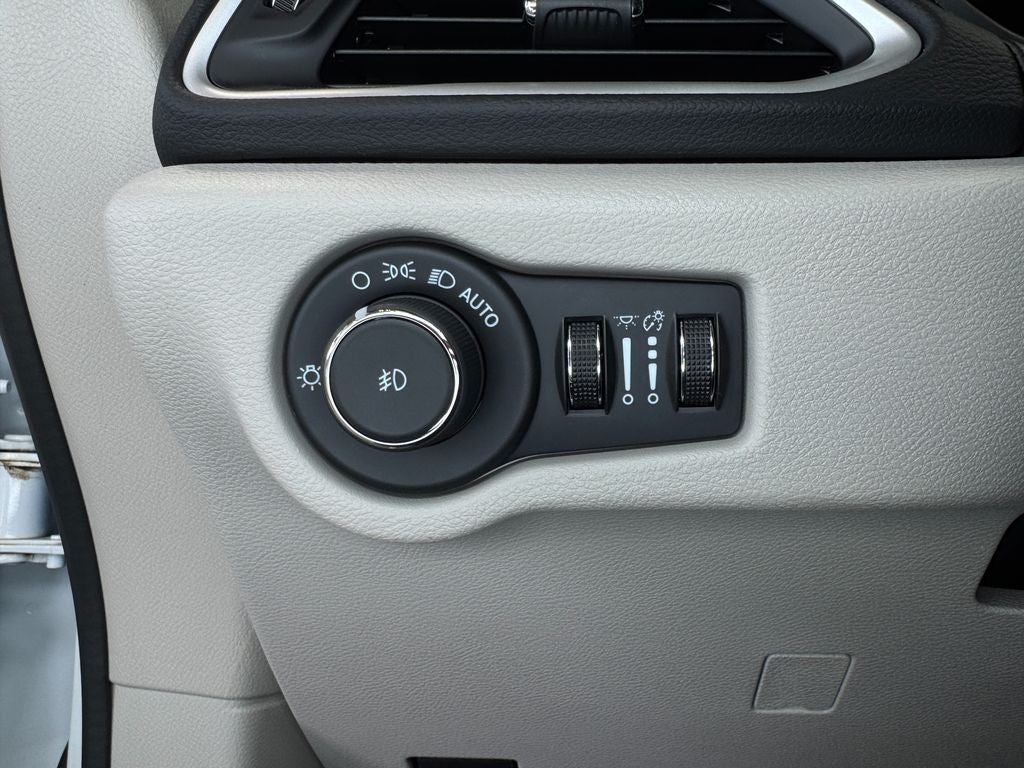 2024 Chrysler Pacifica Touring L Radio: Uconnect 5 w/10.1" Display