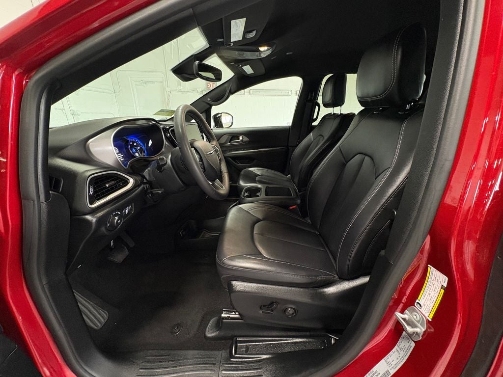 2025 Chrysler Pacifica Select Radio: Uconnect 5 with 10.1" Display