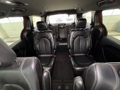 2025 Chrysler Pacifica Select Radio: Uconnect 5 with 10.1" Display