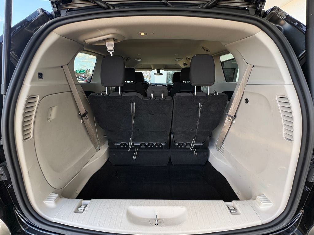 2022 Chrysler Voyager LX