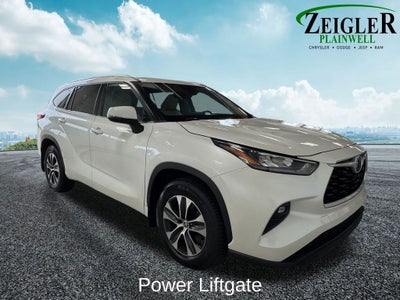 2025 Toyota RAV4 XLE Premium Power moonroof