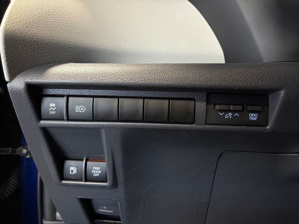 2023 Toyota Sienna LE 8 Passenger