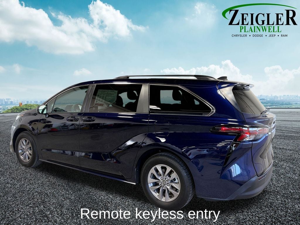 2023 Toyota Sienna LE 8 Passenger