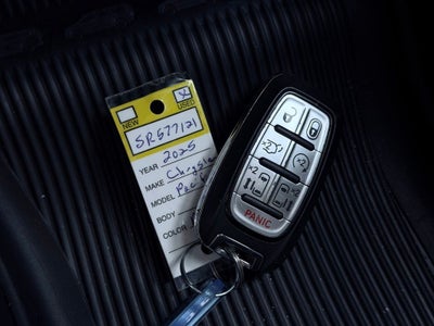 2025 Chrysler Pacifica Select