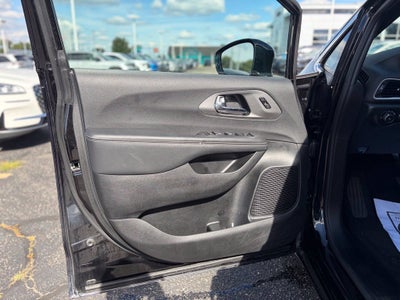 2025 Chrysler Pacifica Select * Certified Pre-Owned *