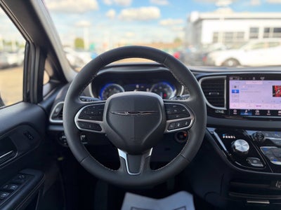 2025 Chrysler Pacifica Select * Certified Pre-Owned *