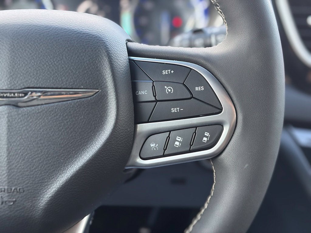 2025 Chrysler Pacifica Select * Certified Pre-Owned *