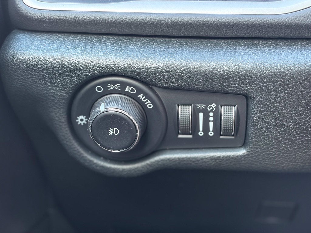 2025 Chrysler Pacifica Select * Certified Pre-Owned *