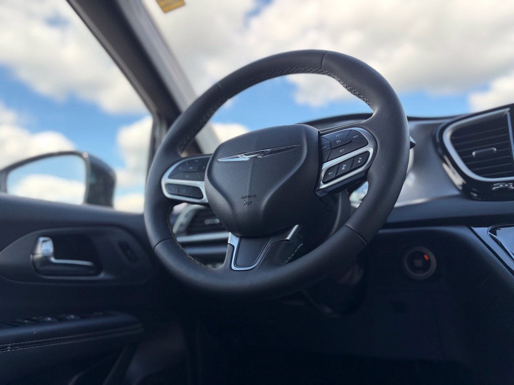 2025 Chrysler Pacifica Select * Certified Pre-Owned *
