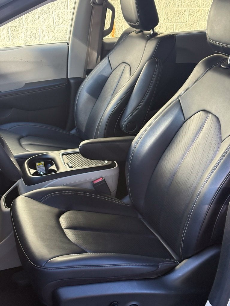 2024 Chrysler Pacifica Touring L * Certified Pre-Owned *
