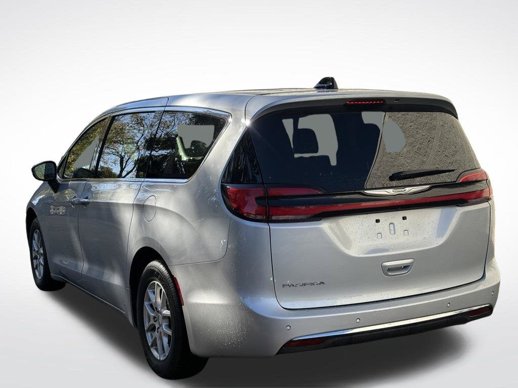 2024 Chrysler Pacifica Touring L * Certified Pre-Owned *
