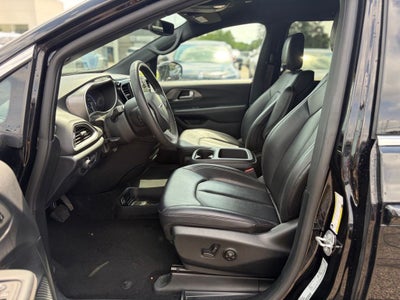 2025 Chrysler Pacifica Select * Certified Pre-Owned *