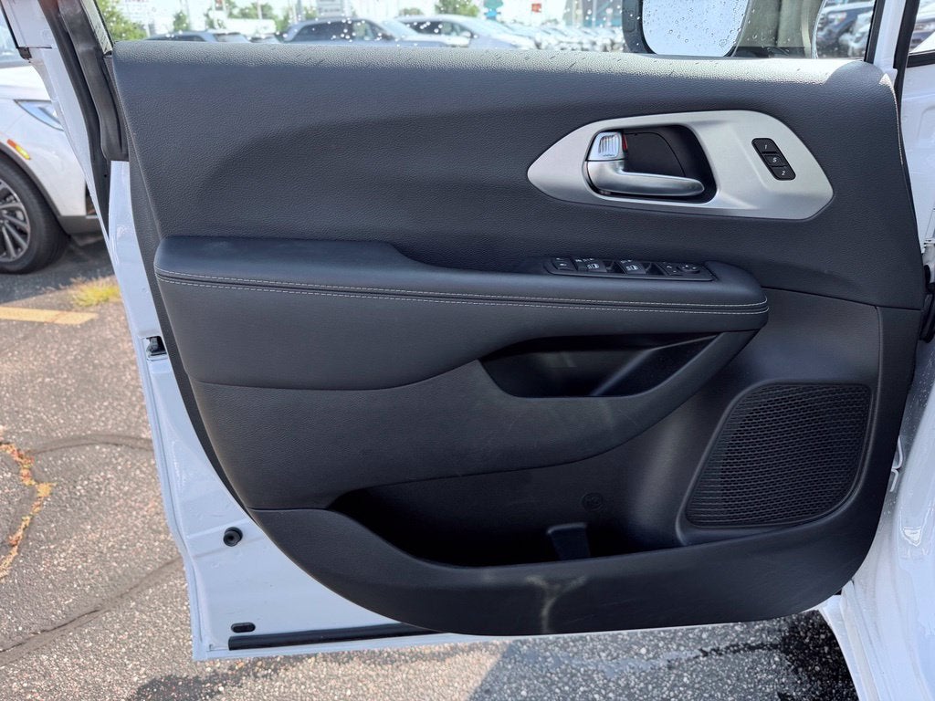 2025 Chrysler Pacifica Limited * Certified Pre-Owned *
