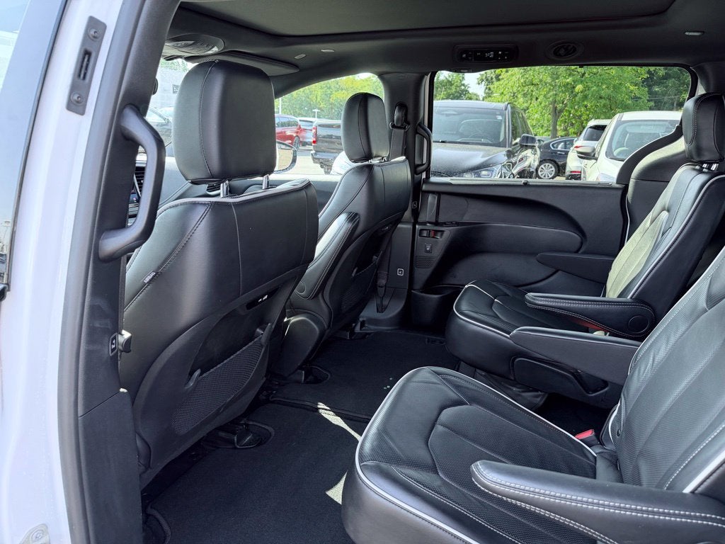 2025 Chrysler Pacifica Limited * Certified Pre-Owned *