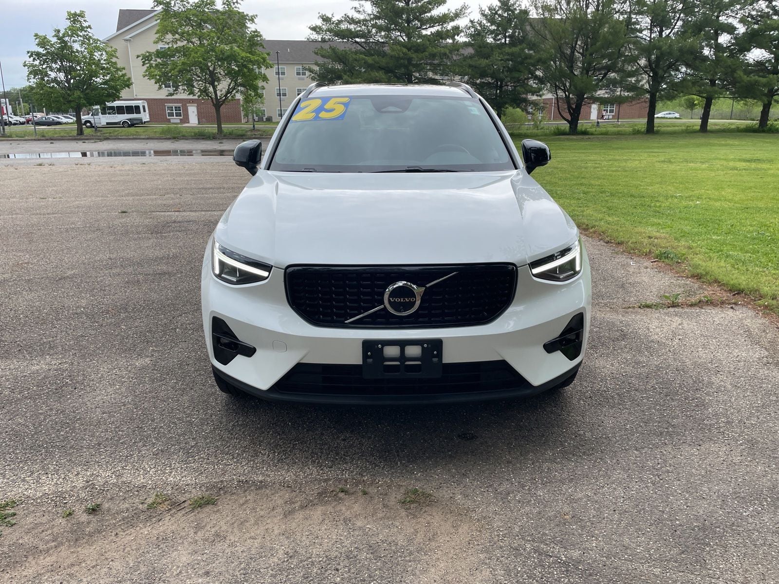 2025 Volvo XC40 B5 Plus Dark Theme