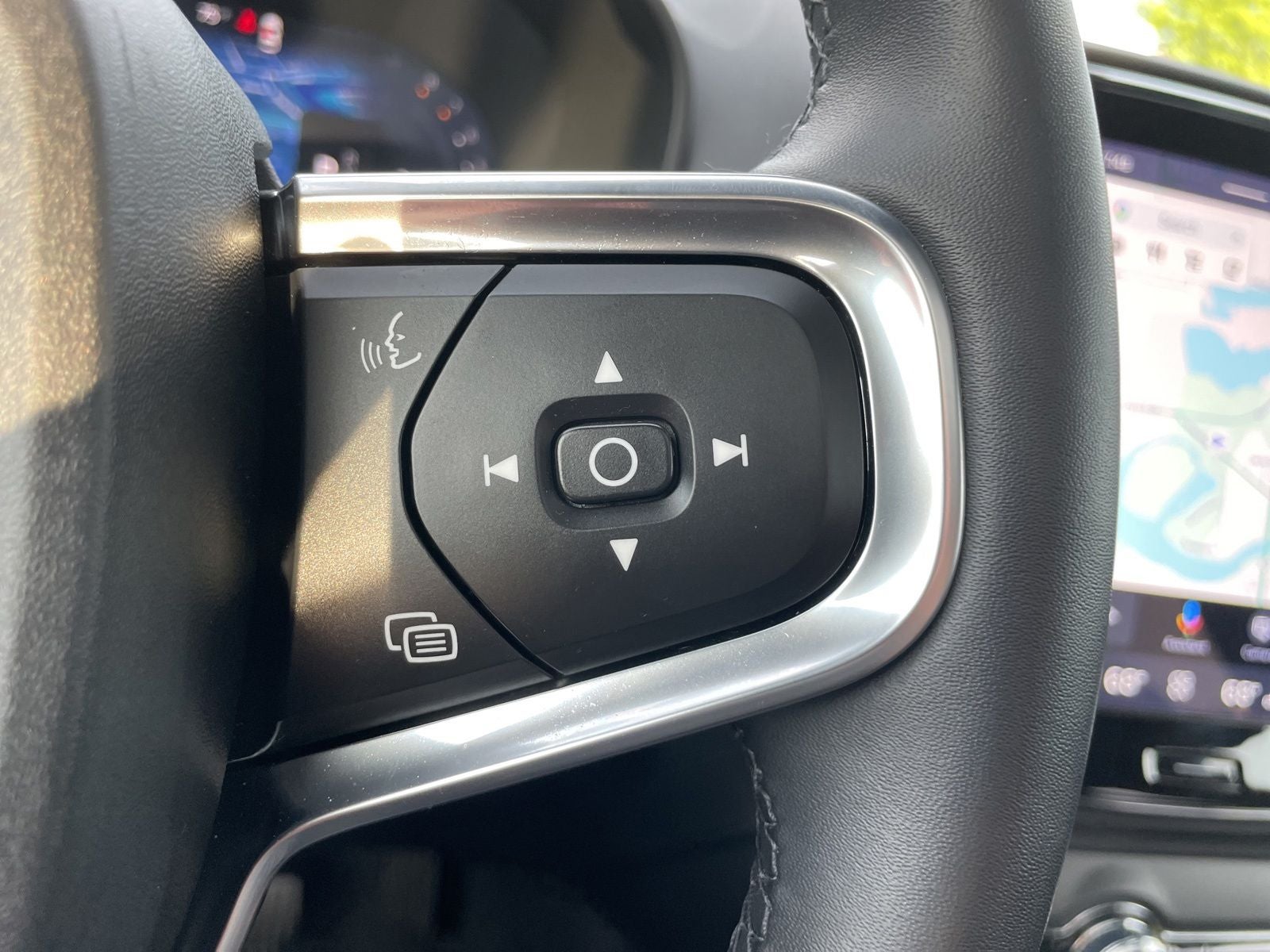 2025 Volvo XC40 B5 Plus Dark Theme