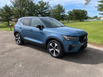 2025 Volvo XC40 B5 Plus Dark Theme